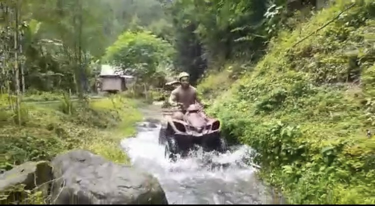 トラガワジャ川のラフティング堪能後も川の中を走るATVライド
